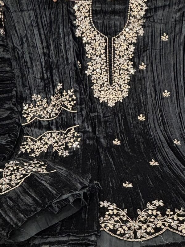 HANIYA AMIR CRUSH VELVET (winter Collection)