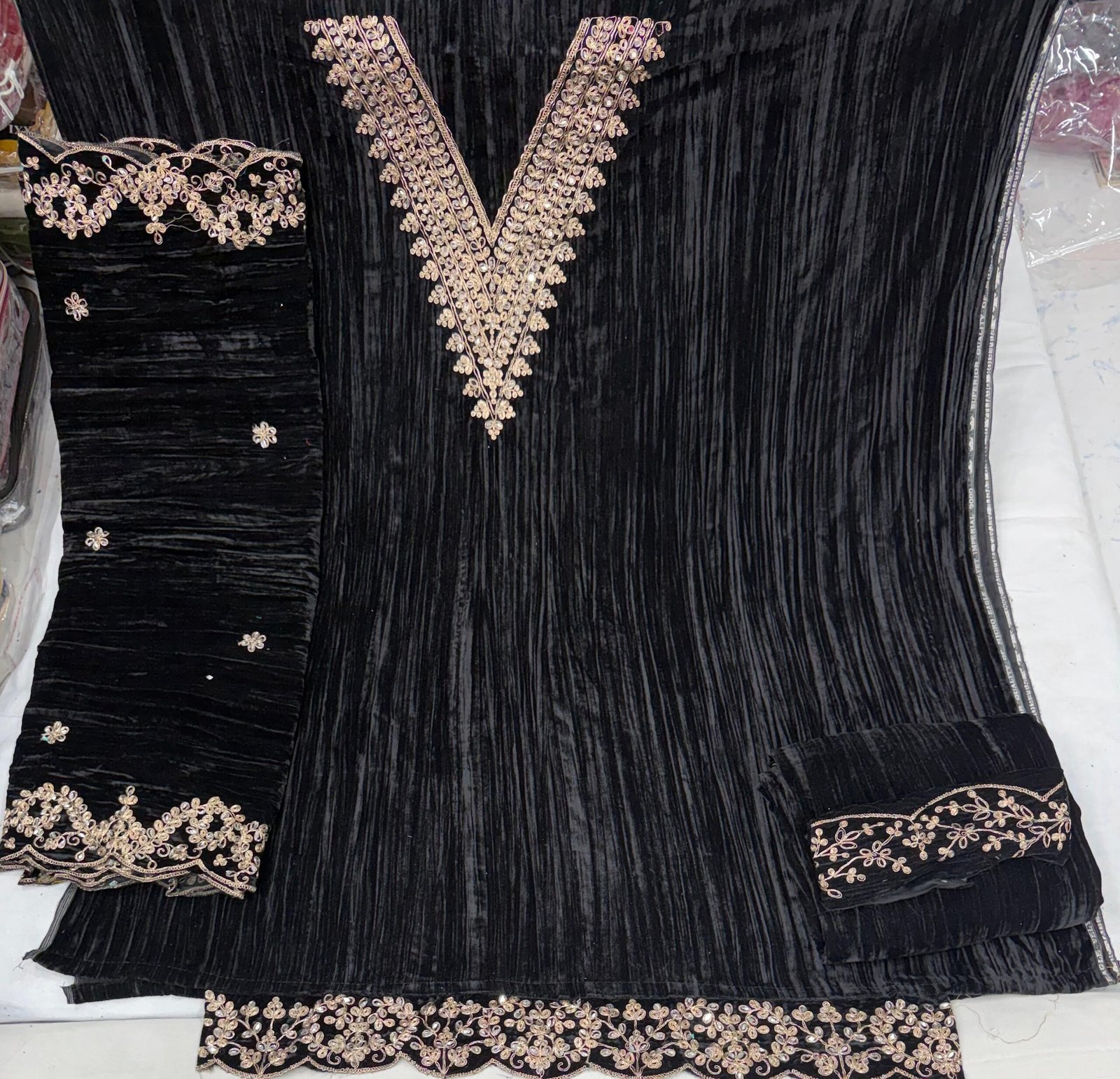 HANIYA AMIR 7 CRUSH VELVET (winter Collection) - Image 4